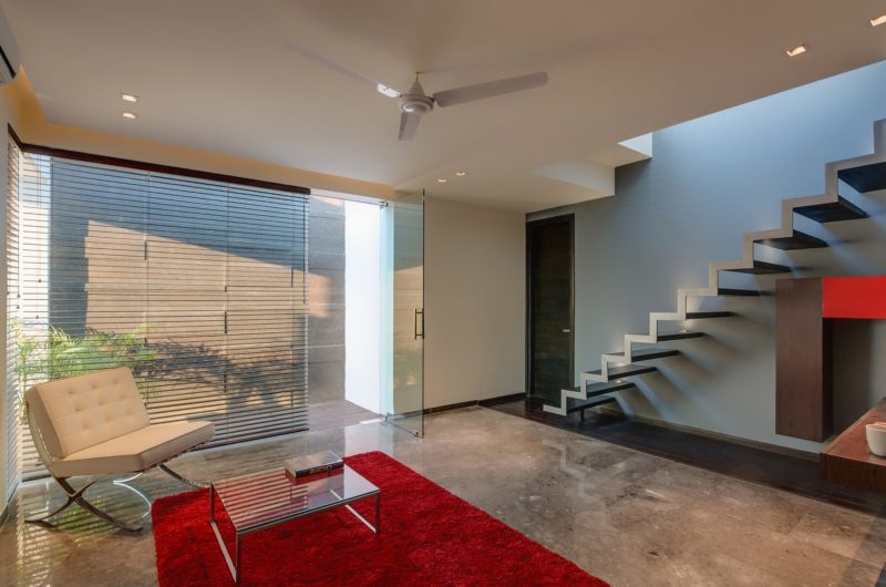 Cozy Overhang House designed by DADA & partners cozy overhang house designed by dada partners 43b1d2d