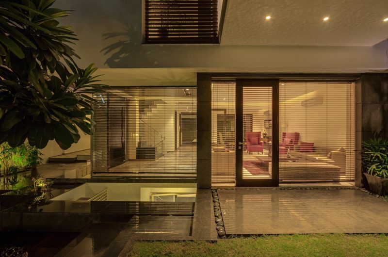 Cozy Overhang House designed by DADA & partners cozy overhang house designed by dada partners 4fbed82