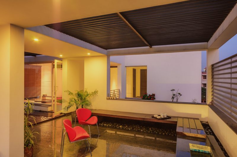 Cozy Overhang House designed by DADA & partners cozy overhang house designed by dada partners 798e067