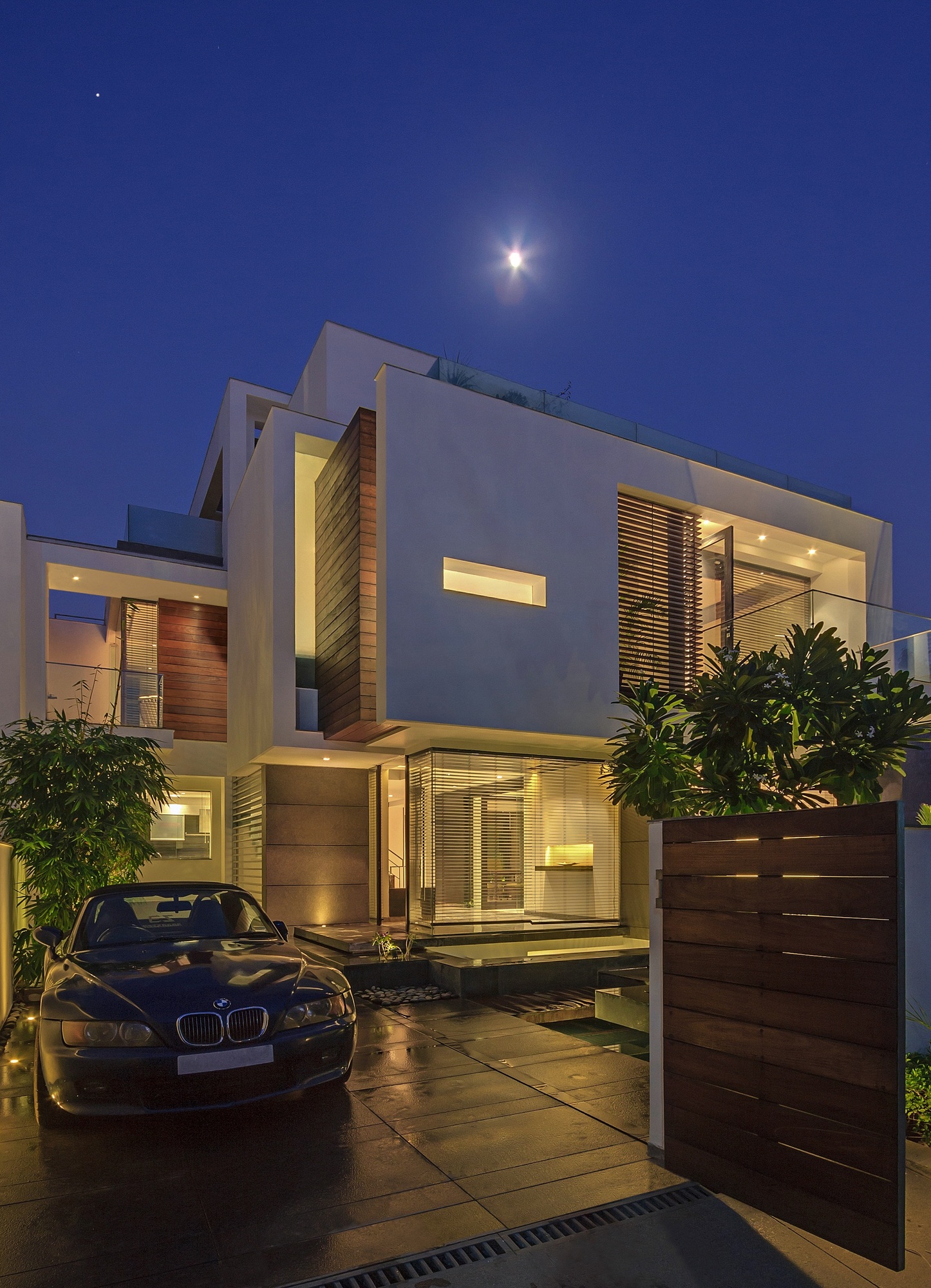 Cozy Overhang House designed by DADA & partners cozy overhang house designed by dada partners e66bab3