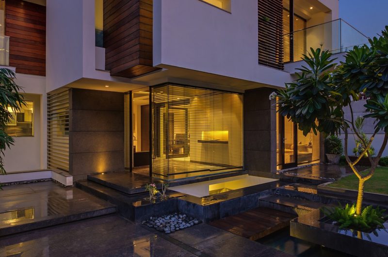 Cozy Overhang House designed by DADA & partners cozy overhang house designed by dada partners f1b3615