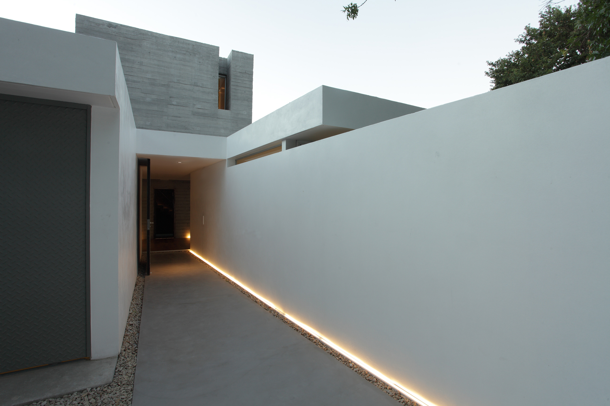 Modern Bunker House by Estudio Botteri-Connell modern bunker house by estudio botteri connell 4532ddf