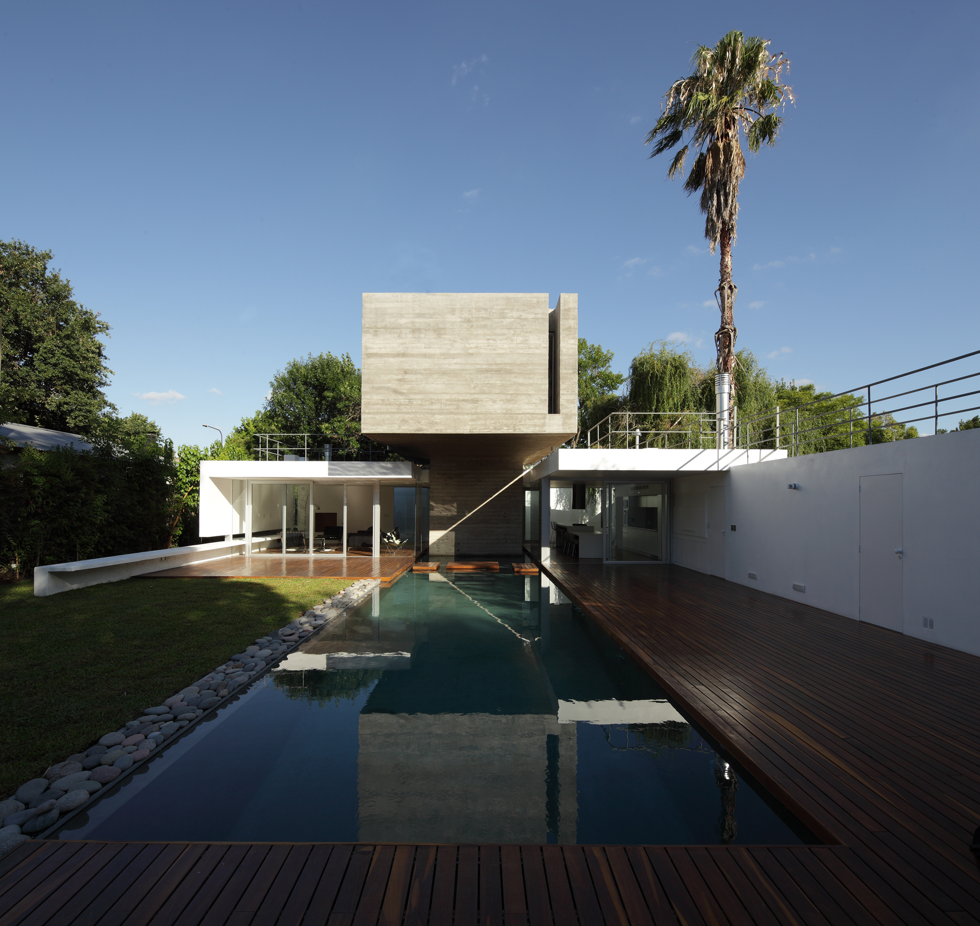 Modern Bunker House by Estudio Botteri-Connell modern bunker house by estudio botteri connell a765787
