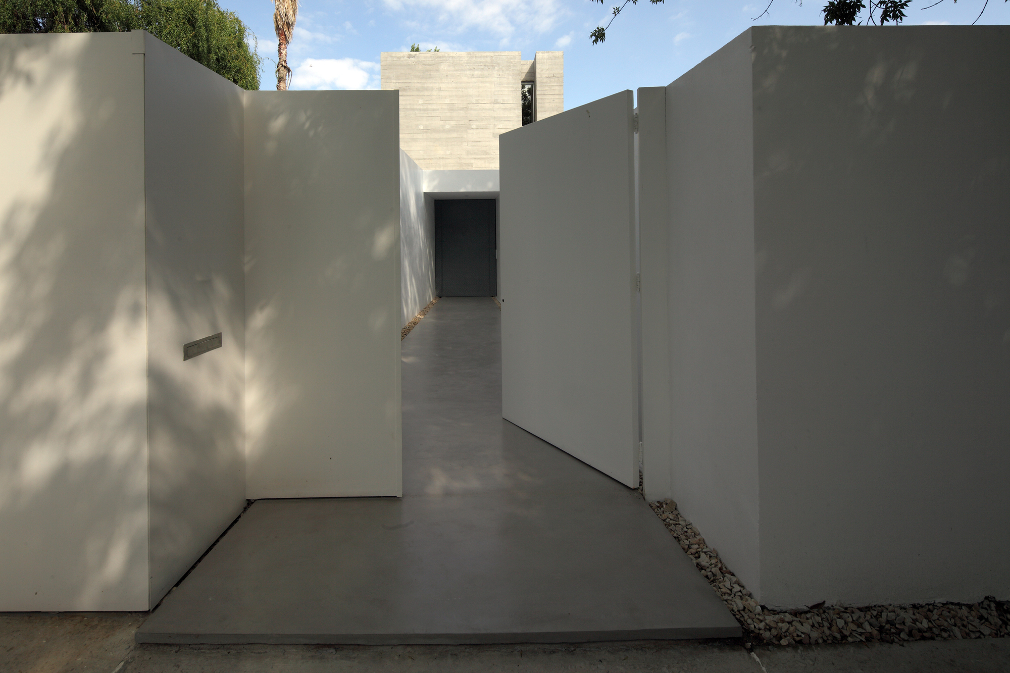Modern Bunker House by Estudio Botteri-Connell modern bunker house by estudio botteri connell be6bb5a