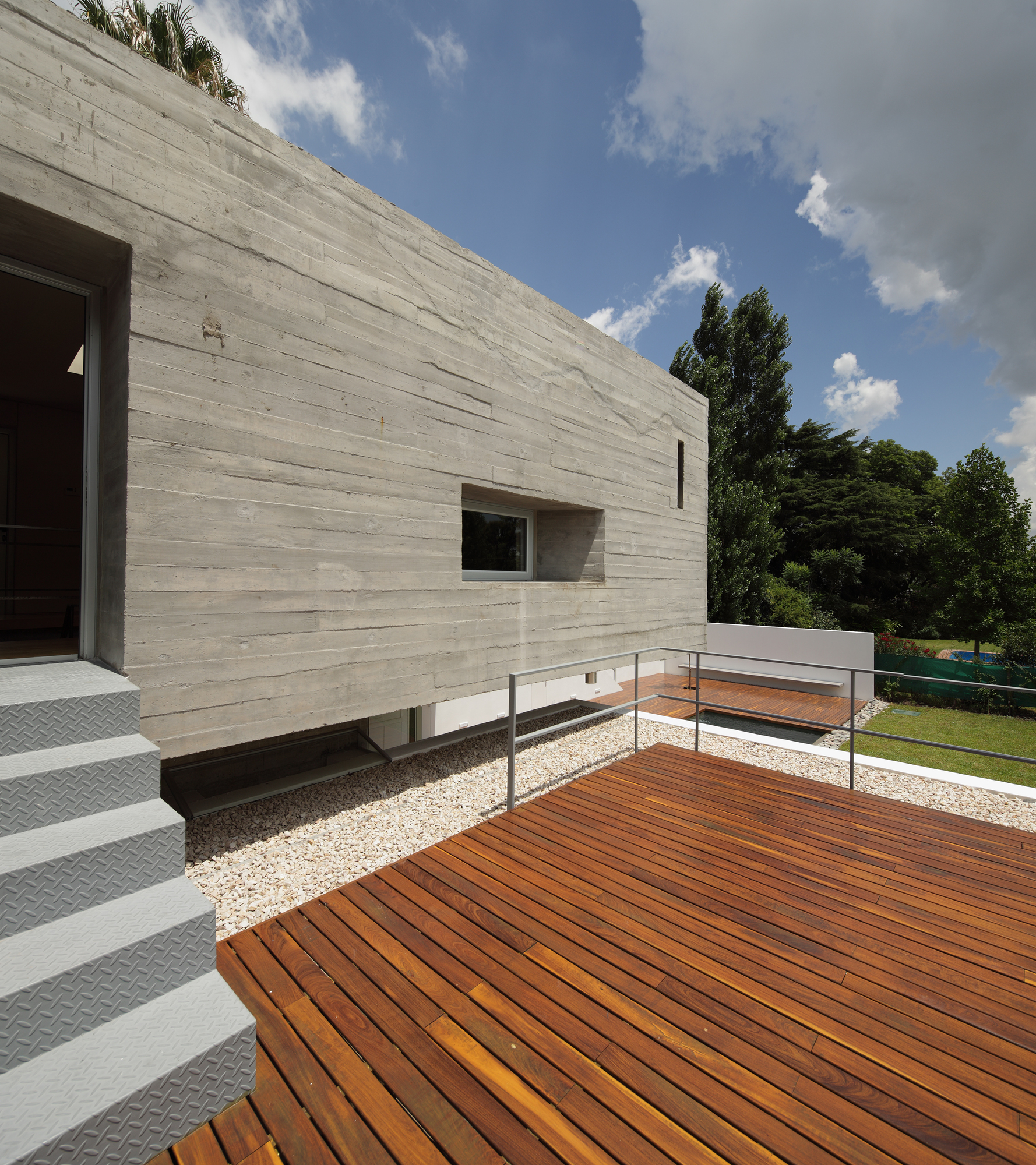 Modern Bunker House by Estudio Botteri-Connell modern bunker house by estudio botteri connell eb2ecc5
