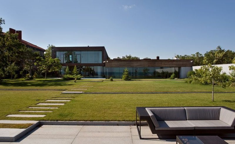Perfect Water Patio House by Drozdov & Partners perfect water patio house by drozdov partners 5e218bc