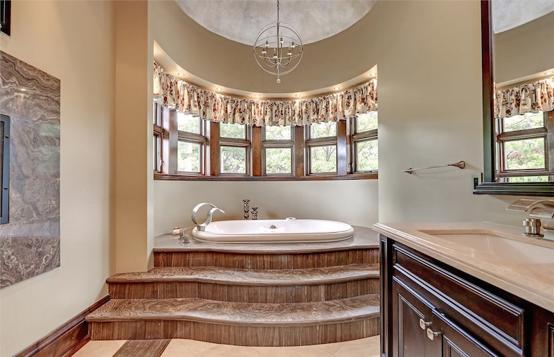 Stunning Lakefront Home In Mississauga, Ontario, Canada stunning lakefront home in mississauga ontario canada 80886e5