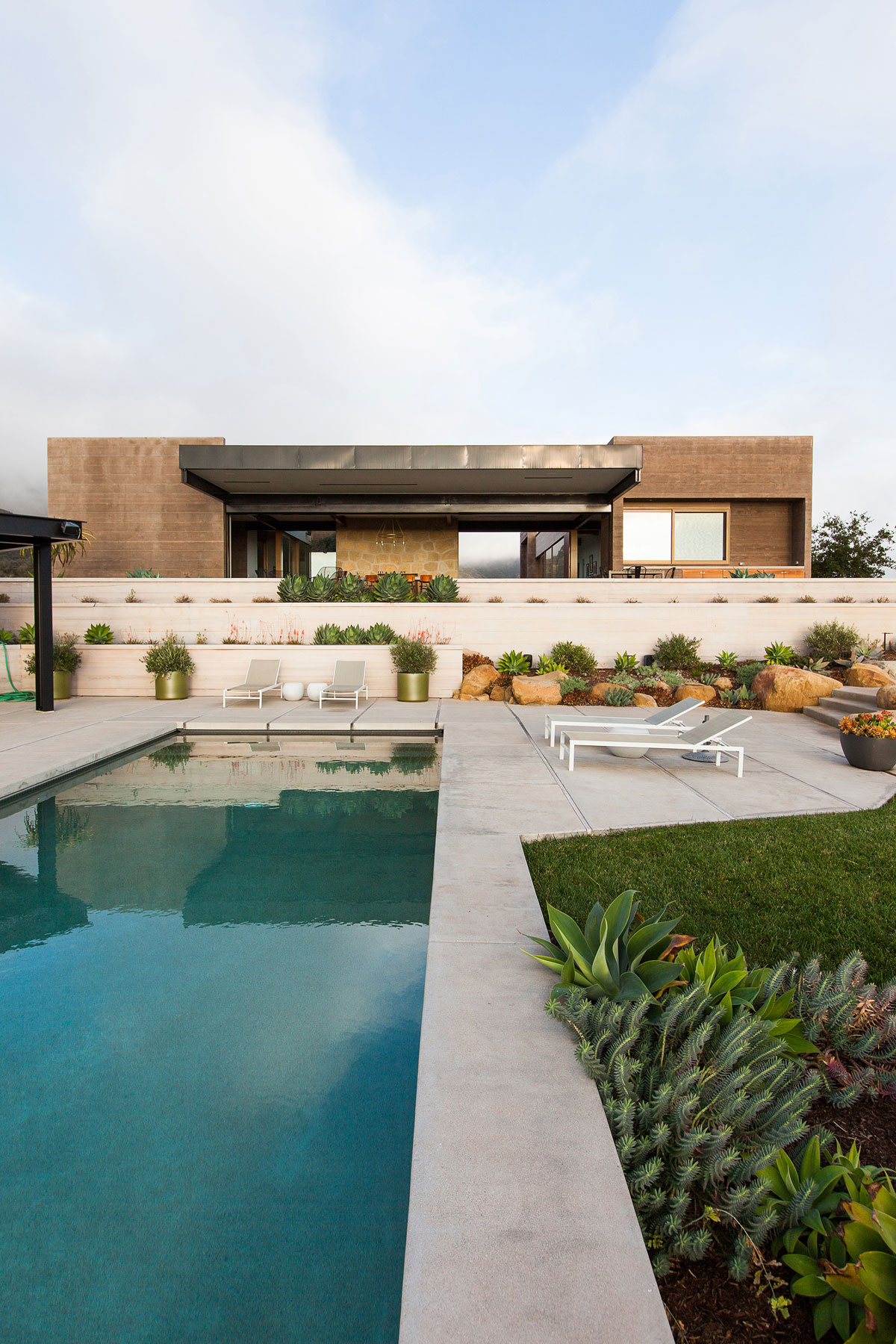 Elegant Toro Canyon House In California, USA elegant toro canyon house in california usa 4372f27